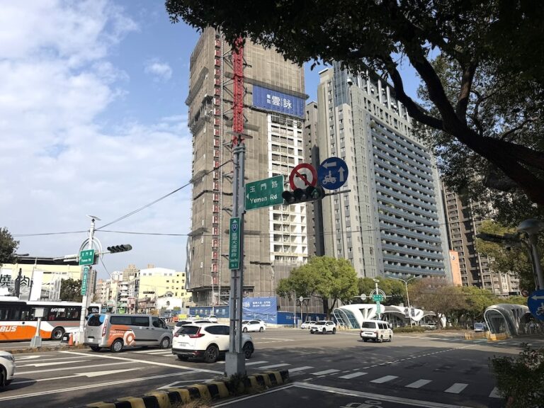 台灣大道玉門路號誌不斷電維持5小時 確保近6萬輛車日流量正常運行