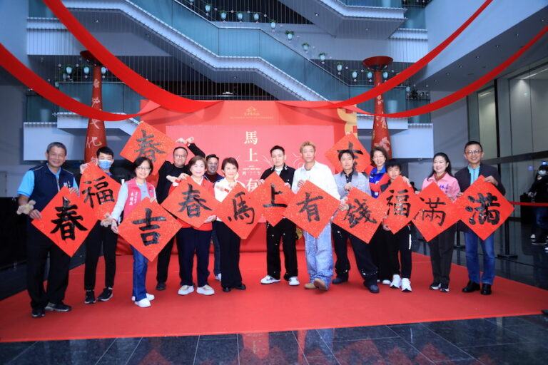 天團玖壹壹為台中揮毫馬年春聯 盧市長公布三大彩蛋力讚「隱藏版書法家」