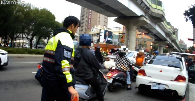 寒風中推車排障　警民互動暖心化解塞車危機