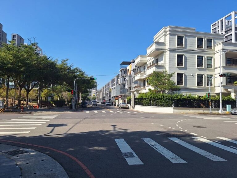 守護公園行人安全！中市交通局增設小綠人 看得到秒數過馬路更安心