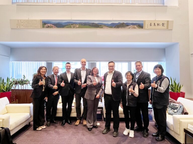 波蘭格利維采市訪團拜訪中市府 鄭副市長：盼攜手拓展智慧科技合作