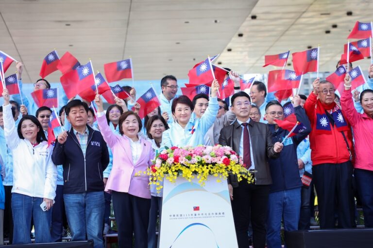 88位城市英雄護旗！台中元旦升旗「全國最大國旗」登場 盧市長：任期最後一年全力以赴 持續建設台中、照顧市民