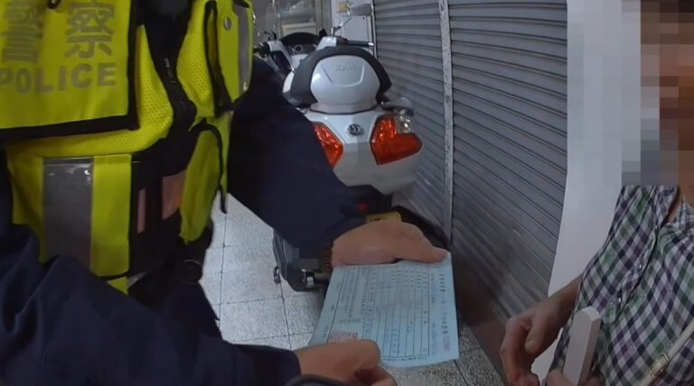 迷路婦人未帶證件，但拿出這張後，暖警立即送她回家