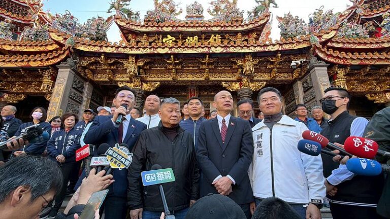 韓國瑜、江啟臣大甲鎮瀾宮發春聯