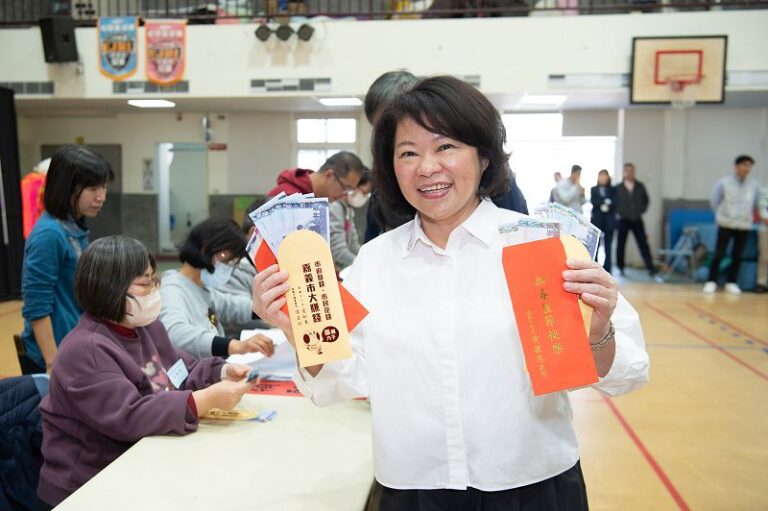 黃敏惠視察加碼普發6千現金 市民開心領現金