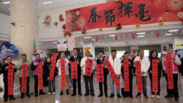「大使大春，甲等人生」迎馬年 中市客委會揮毫送福　海線大甲喜氣洋洋