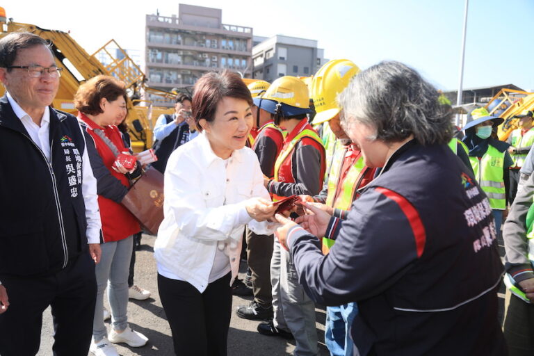 年節前夕慰勞環保英雄 盧市長赴南屯清潔隊致贈加菜金