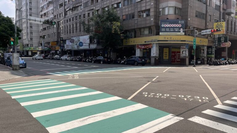 行人安全升級有感　中市建置2,400處行人號誌、智慧路口全面優化