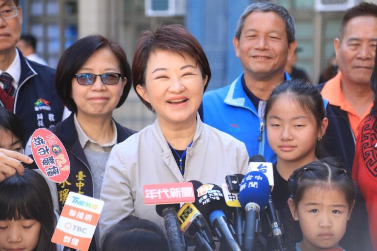 市府自籌4.5億全面汰換15萬套國中小課桌椅！盧市長親赴東興國小關心學生領用情形 阿公阿嬤也帶孫來領