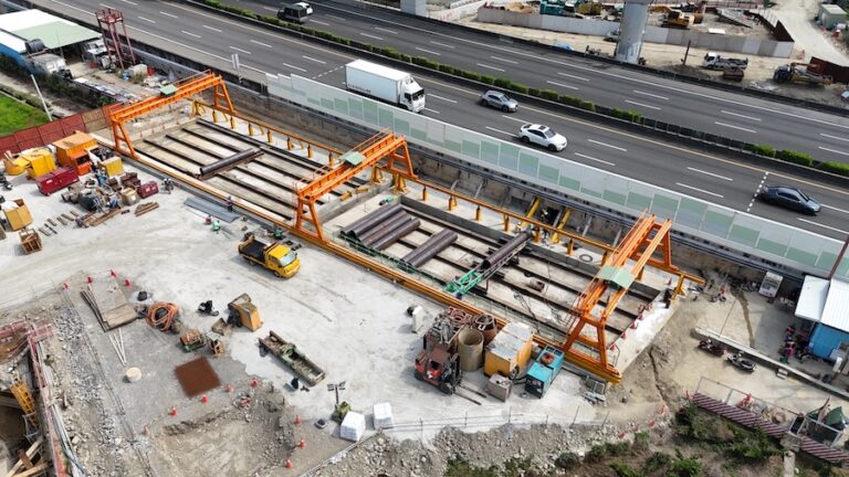 穿越國道1號「開洞」！全國最大台中市政路延伸管冪工程邁入關鍵里程碑