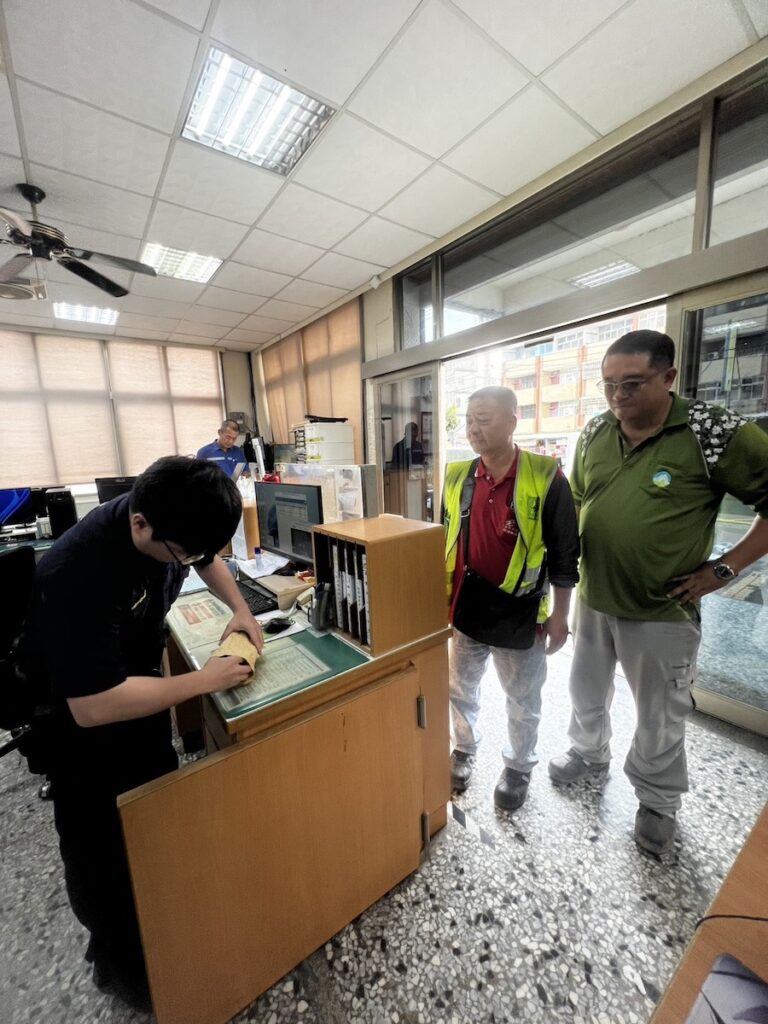 一小時尋回失主！中市大肚區清潔隊拾金不昧展現職人精神