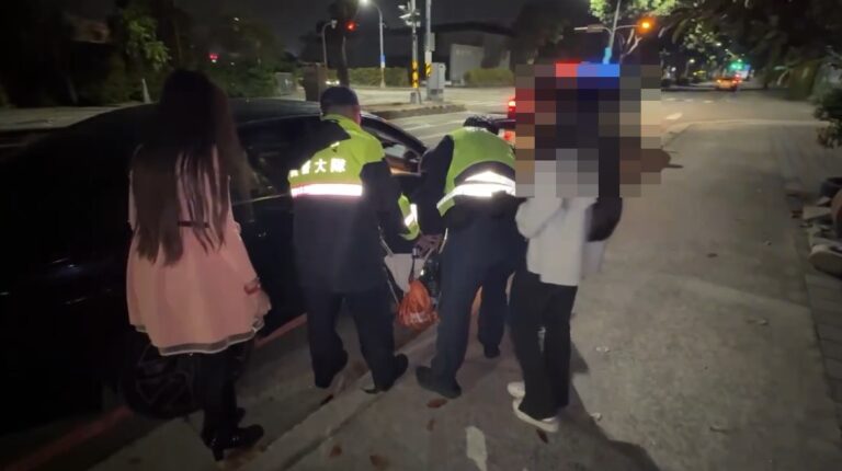 燈會散場後車海茫茫，暖警協助民眾找回愛車