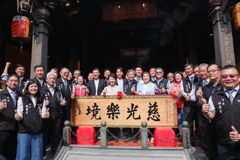 樂成宮化身幸福殿堂！ 盧市長見證集團婚禮 贈匾感謝媽祖庇佑