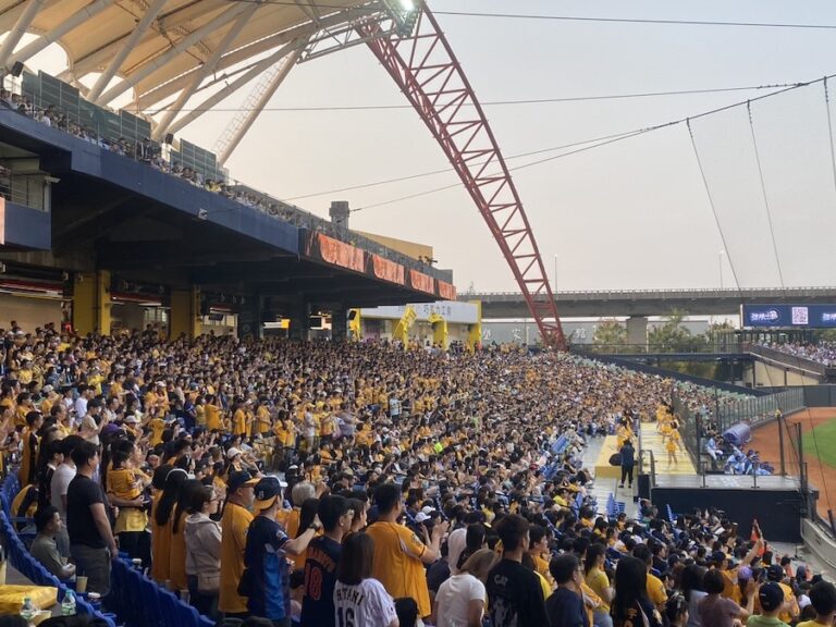 中職37年洲際首戰破萬人！蕭煌奇熱血首唱、戴資穎驚喜開球　中信兄弟主場開幕嗨翻全場