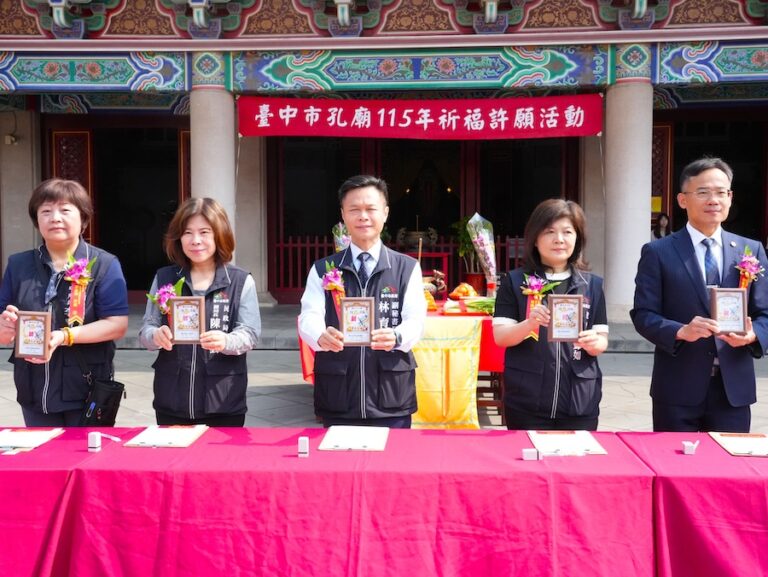 考前衝刺最強祝福！ 台中孔廟「朱筆加持」為考生添好運