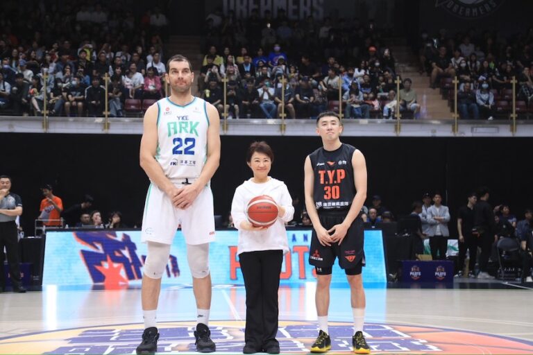 領航猿移師洲際迷你蛋開戰 盧市長開球號召球迷力挺