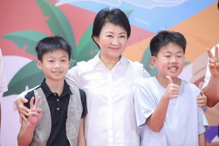 盧市長表揚1,300名模範暨健康兒童 可愛Pose配合擺拍、溫馨獻上「市長抱抱」鼓勵學子