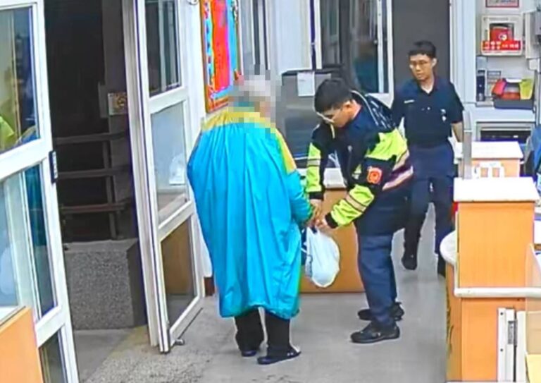 風雨夜裡的守護 頭家警即時救援高齡老翁