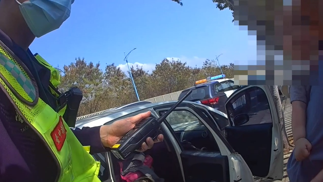 員警破窗 驚險一刻緊急救援受困女嬰